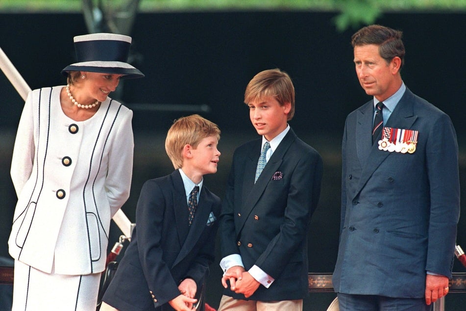 A family photo from 1995: Princess Diana (l.) with her sons Harry (center l.) ) and William (center r.) and her husband, the future King Charles. (Archive photo)