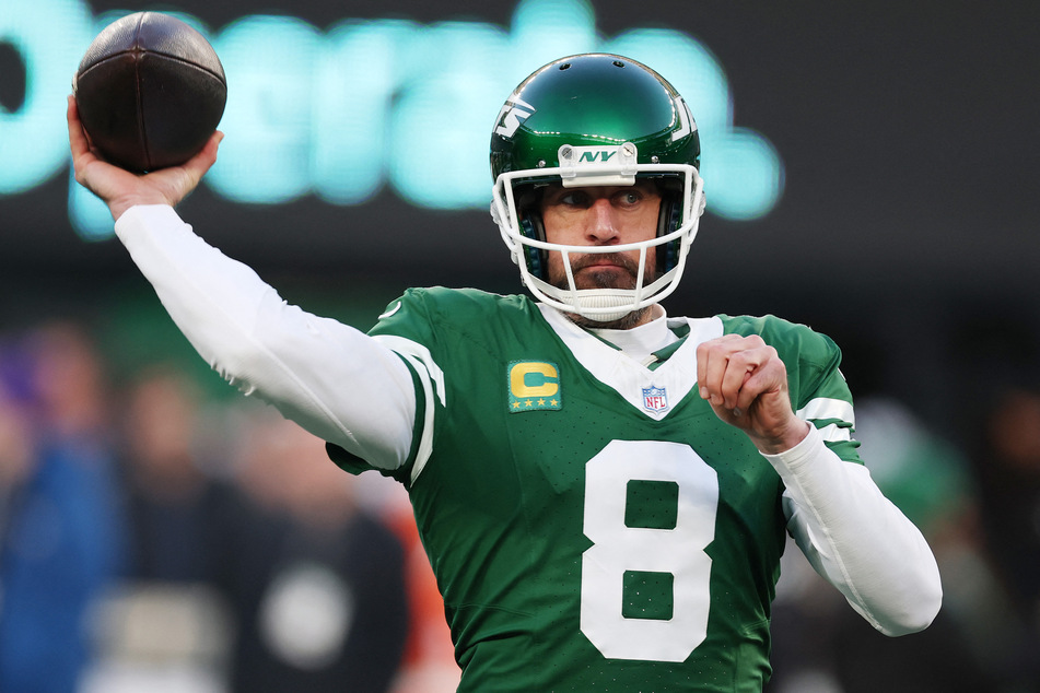 Aaron Rodgers of the New York Jets warms up before the game against the Miami Dolphins at MetLife Stadium on January 5, 2025.