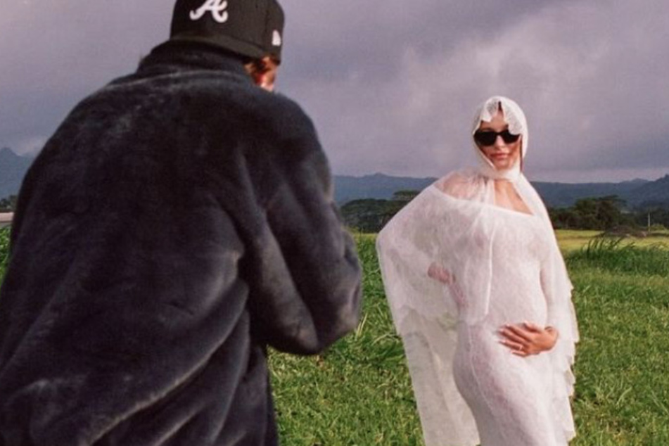 Hailey Bieber (r.) recently announced her first pregnancy with a dreamy look at her vow renewal ceremony with Justin Bieber (l).