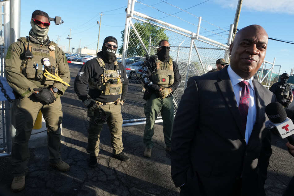 ICE agents arrest Newark Mayor Ras Baraka after he "stormed" detention center during protest
