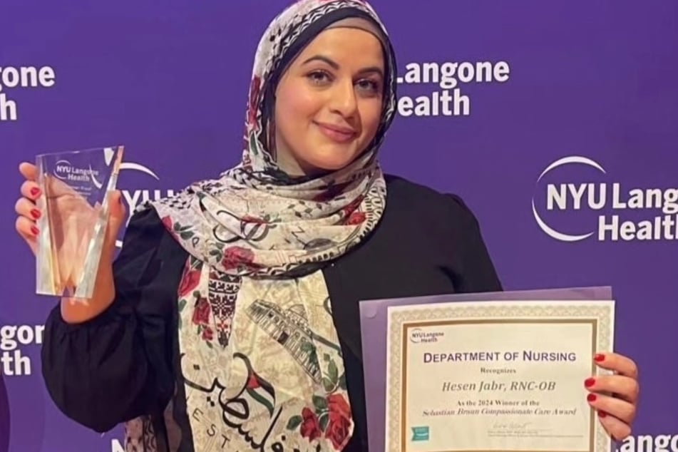 Hesen Jabr receives the NYU Langone Health Department of Nursing's Sebastian Brun Compassionate Care Award.