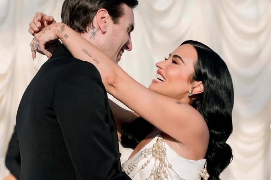 Demi Lovato and herhusband Jutes (l.) celebrated their one-year wedding anniversary with sweet Instagram posts.