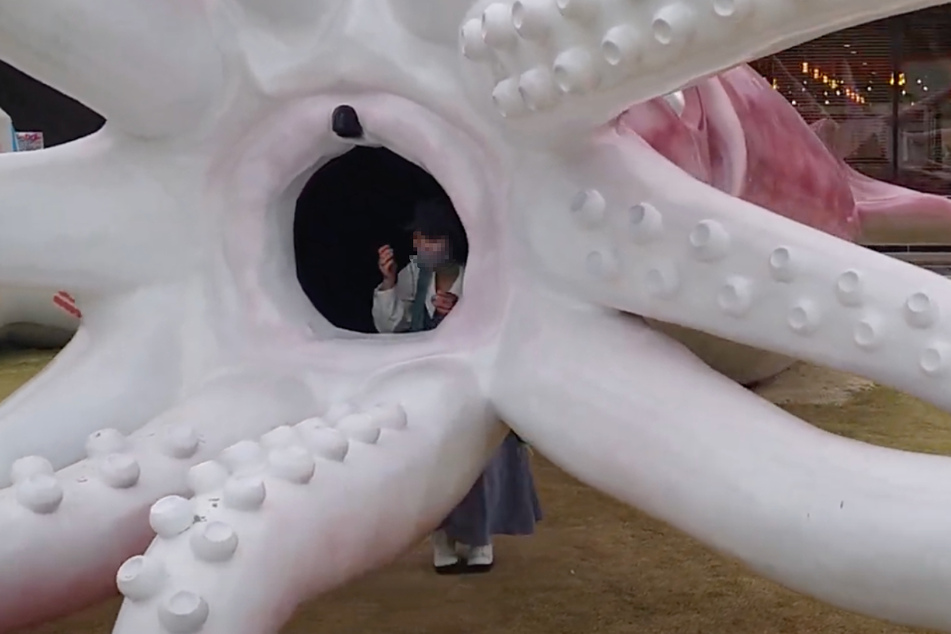 The octopus is walkable and invites you to take a selfie.