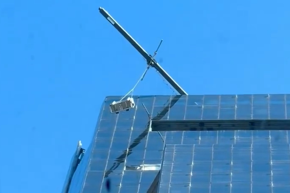 Things took a dramatic turn for the worse when a window cleaning operation in New York City was hit by severe turbulence from strong winds.