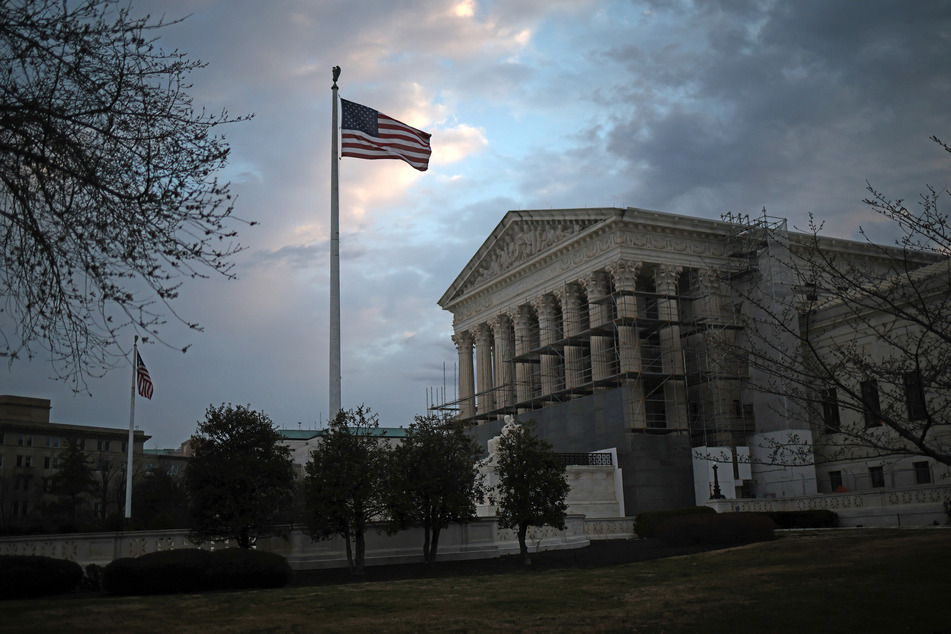 Supreme Court steps in to block Trump's mass deportation of Venezuelans