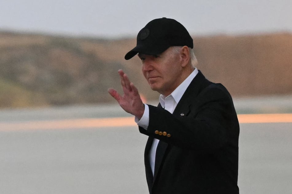 President Biden landed in Los Angeles on Saturday ahead of his Hollywood fundraiser.
