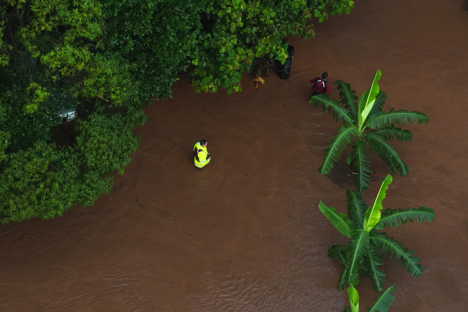 Thousands told to evacuate as intense rains threaten Hawaii dam