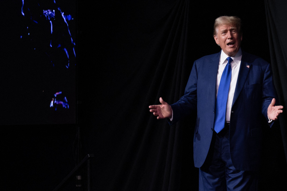 Trump woos gun lobby at weekend NRA gathering: "Democrats want to take their guns away"