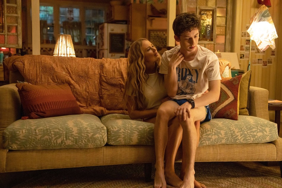 Andrew Feldman (r.) said appearing in nude scenes with Jennifer Lawrence was "a weird and uncomfortable thing."