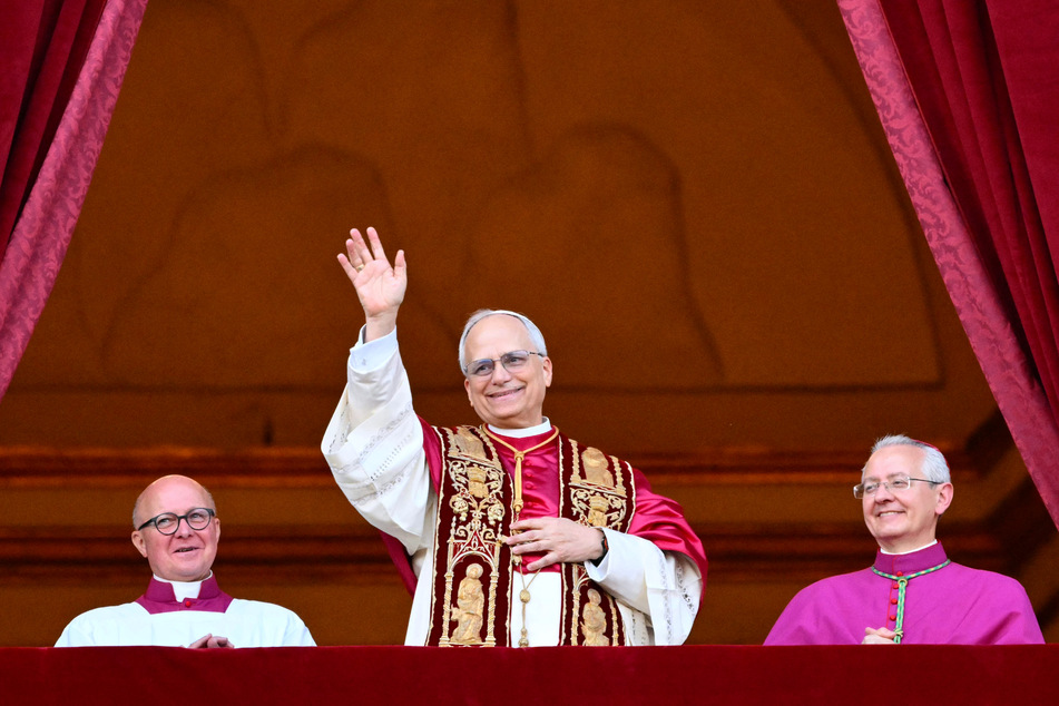 In his address to the crowds Thursday, Pope Leo XIV (c.) echoed his predecessor Francis with a call for peace and urging a "missionary Church".