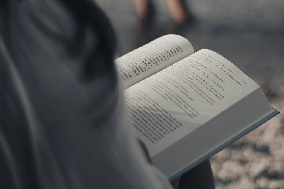If you're looking to dive into a twisty thriller this summer, look no further! TAG24 has rounded up the must-read mysteries of the season.