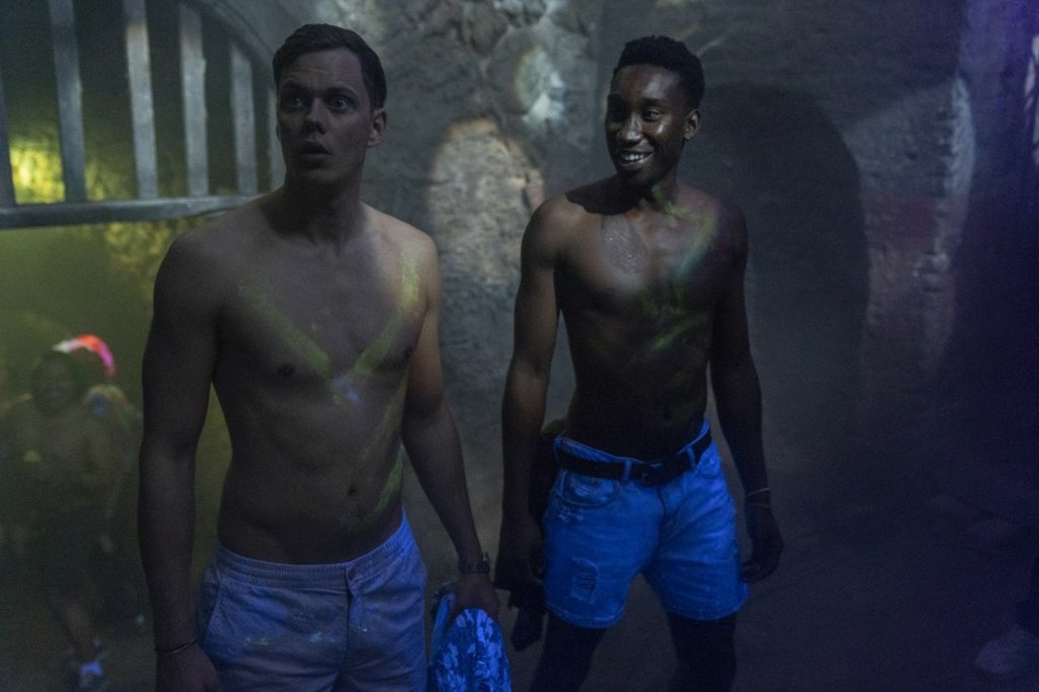 Mateo (l., Bill Skarsgard) and Jonah (Nathan Stewart-Jarrett) party hard in Mexico.