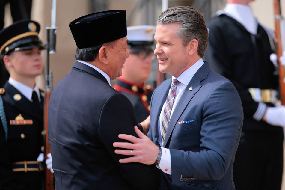 Defense Secretary Pete Hegseth (r.) announced a "major" military partnership with Indonesia, led by President Prabowo Subianto.