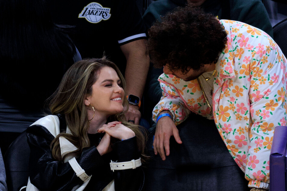 Selena Gomez (l.) is currently dating music producer Benny Blanco.