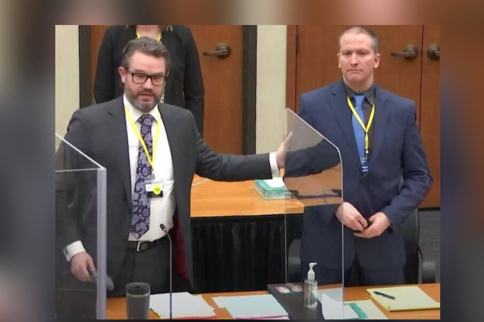 Derek Chauvin (r.) and his attorney (l.) in the courtroom during Chauvin's trial, in which he was convicted of several counts for the murder of George Floyd last year.