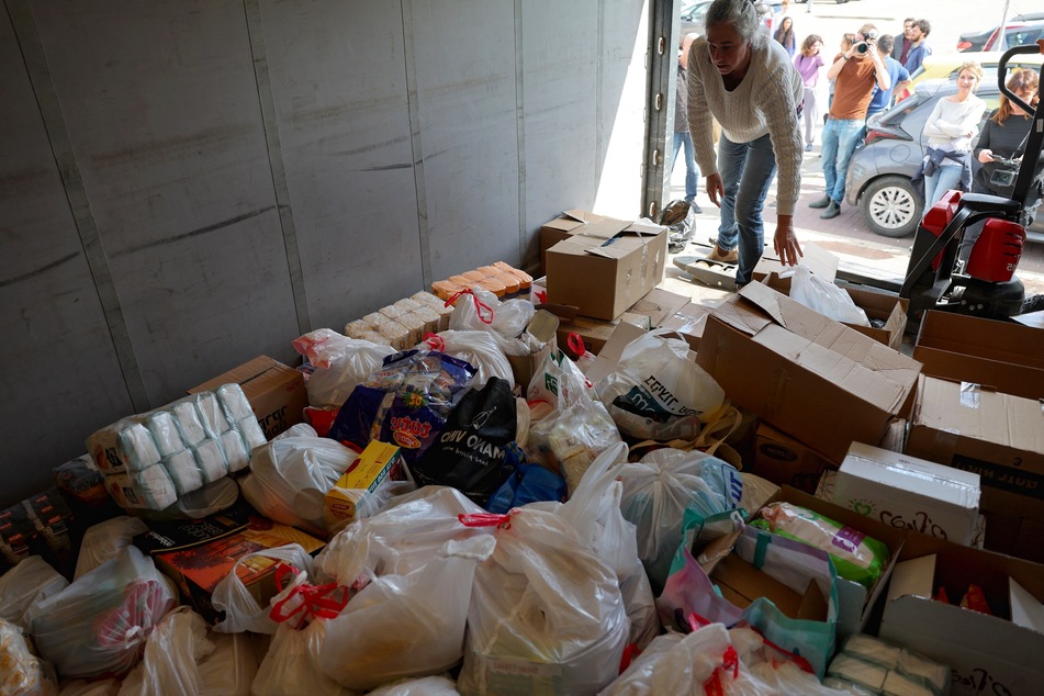 Israeli peace activists protect Gaza-bound aid convoy from right-wing attack