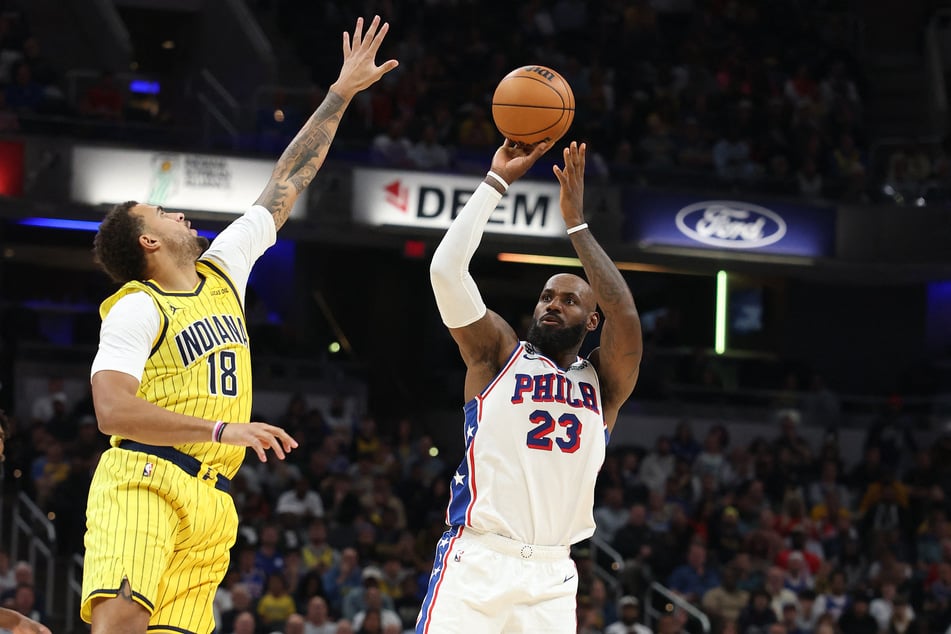 LeBron James (r.) of the Philadelphia 76ers shoots the ball while defended by Jalen Slawson (l.) of the Indiana Pacers at Gainbridge Fieldhouse on October 28, 2026.