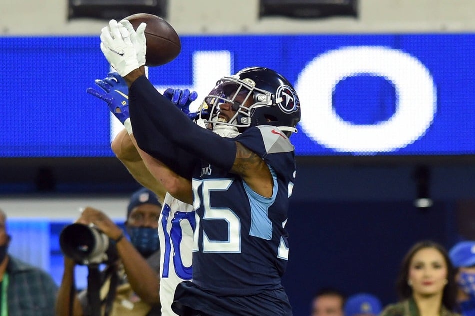 Titans Cornerback Chris Jackson breaks up a pass against the Rams.