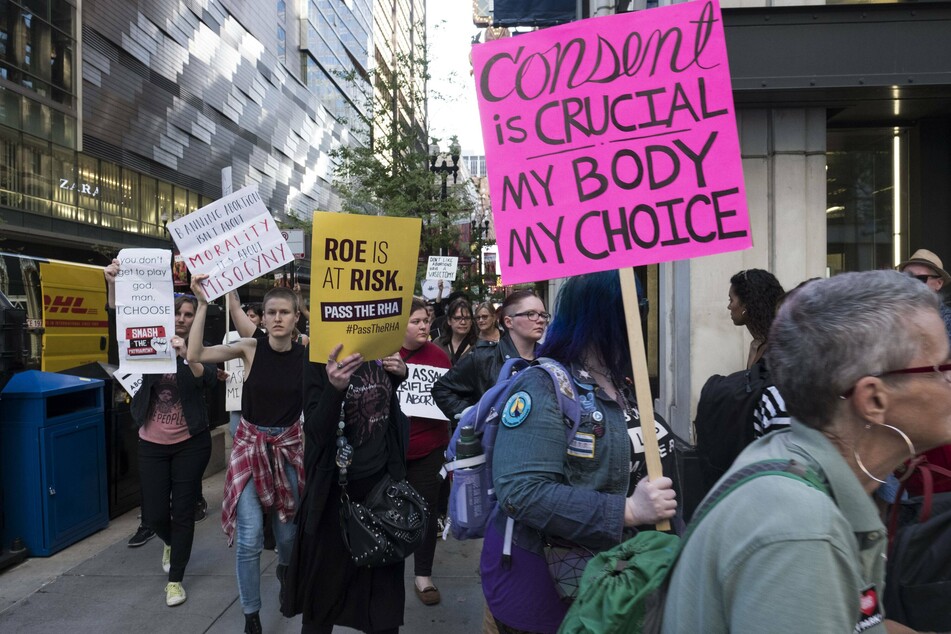Illinois governor repeals parental notification before abortion