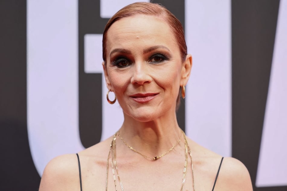 Rachael Stirling admitted she consumes her mom's ashes before taking the stage.