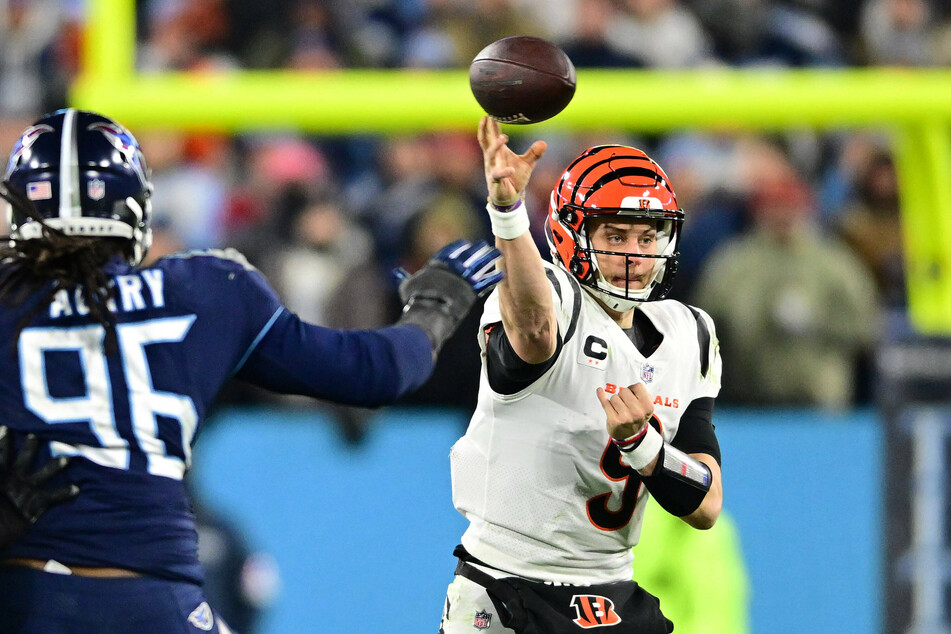 Quarterback Joe Burrow (r.) threw for 348 yards against the Tennessee Titans on Saturday.