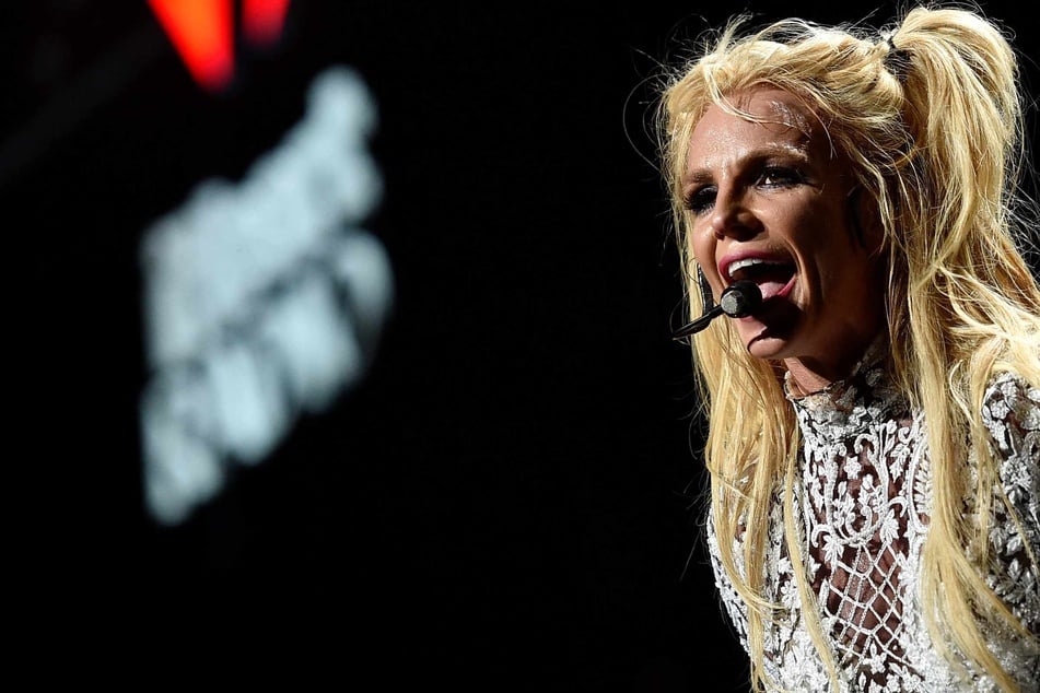 Britney Spears allegedly barked like a dog and waved knife around at LA restaurant