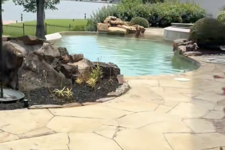 Owner searches in vain for Golden Retriever – then gets a call from the neighbor!