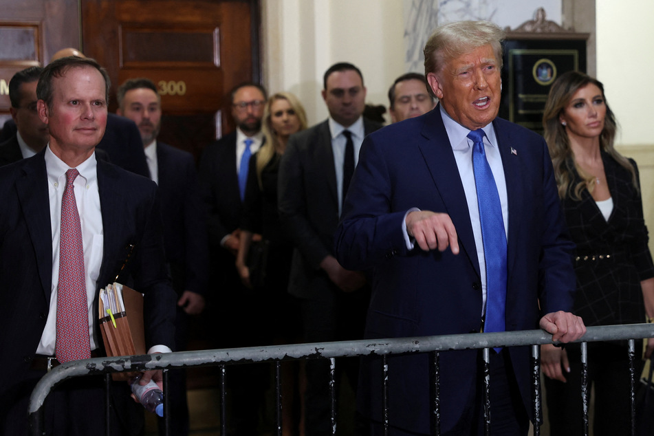 Ex-President Donald Trump (r.) insisted he was the victim of a "fraud" after he took the stand in his New York civil fraud trial.