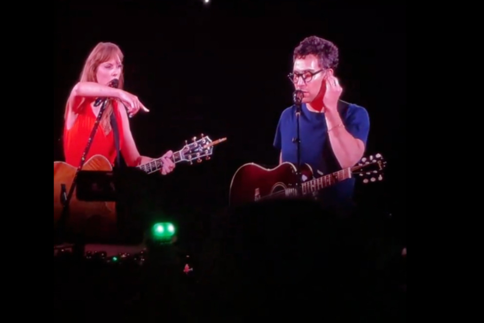 Taylor Swift (l.) and Jack Antonoff perform on the final night of The Eras Tour shows in London.
