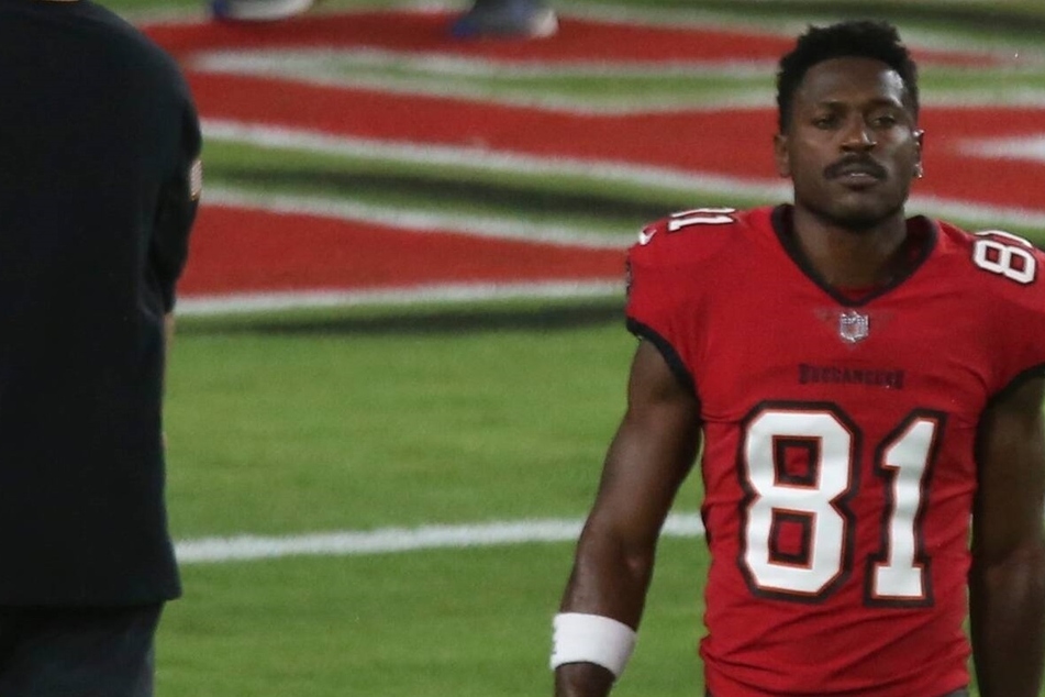 Brown and two other Bucs suspended by the NFL over fake vax cards!