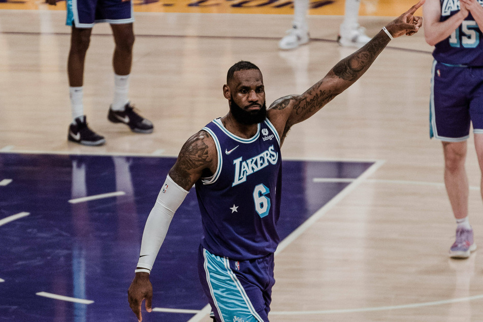 LeBron James reacts to breaking Kareem Abdul-Jabbar's scoring record