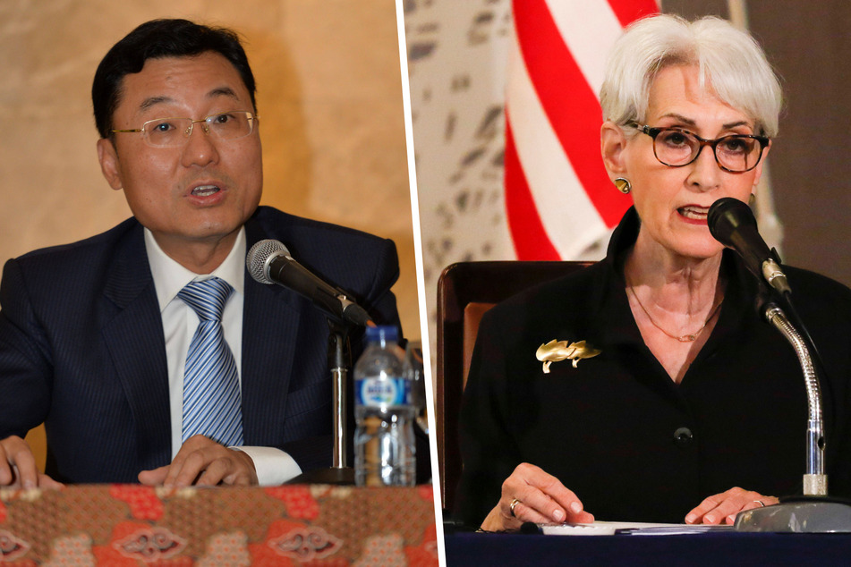 Chinese Vice Foreign Minister Xie Feng (l.) and US Deputy Secretary of State Wendy Sherman met outside of Beijing on Monday.