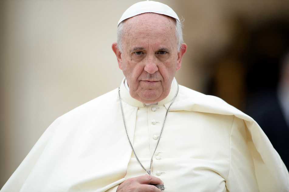 Pope Francis is spending short moments breathing on his own, the Vatican said on Monday.