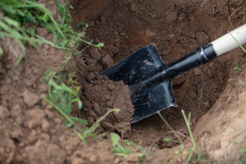 Instant karma: Man dies while burying the woman he strangled