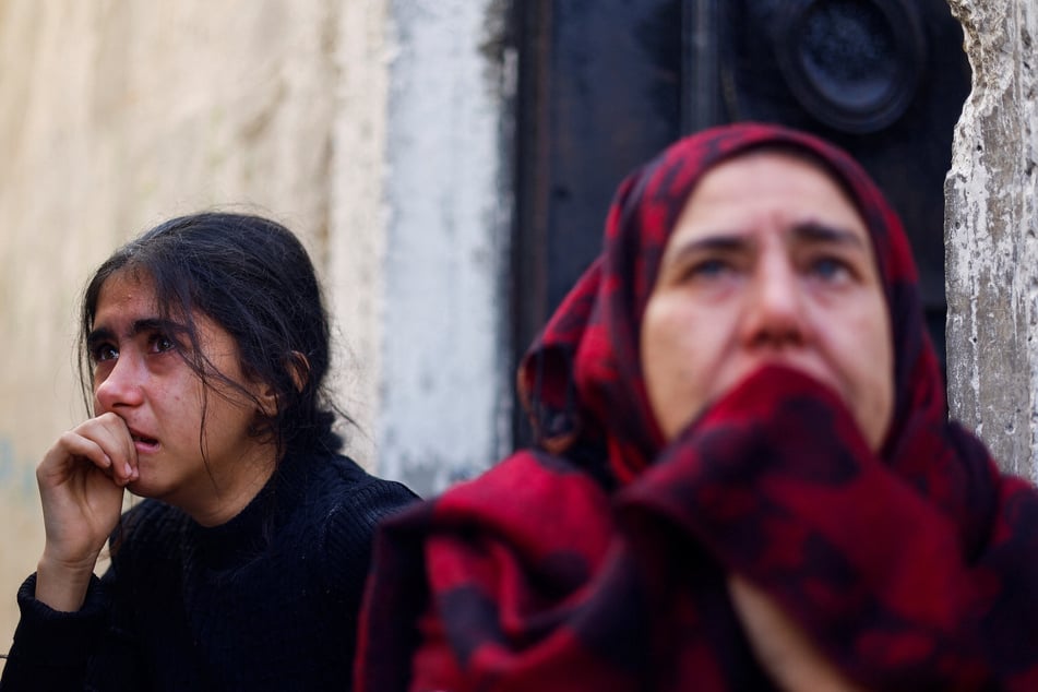 Israel-Gaza war: Gazans flee homes, dig through rubble as Israeli strikes resume