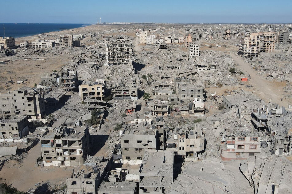 Gazans return to razed homes as ceasefire takes hold: "There's no way to live here"