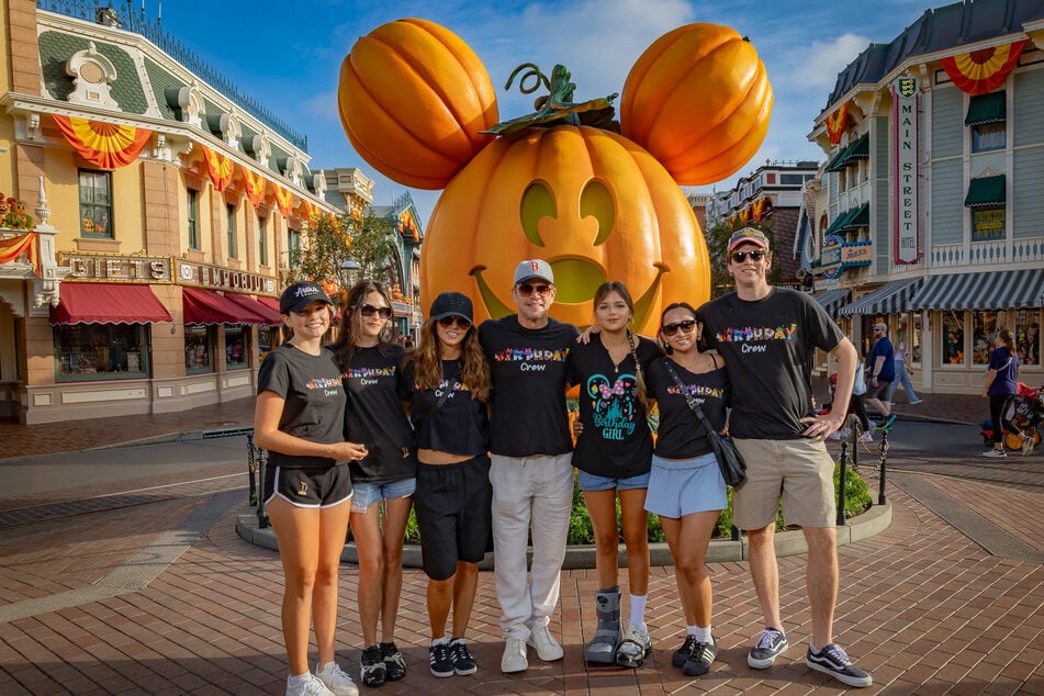 Together with his family and friends, Matt Damon celebrated his daughter's 18th birthday at Disneyland.