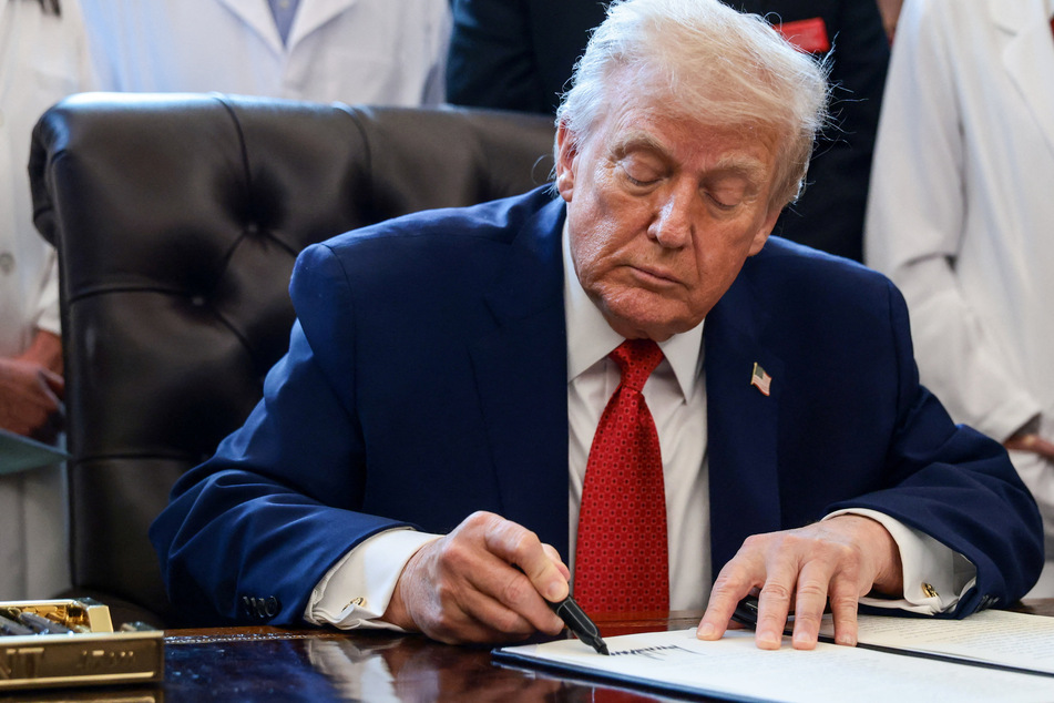 Trump signs executive order to protect US oil loot of Venezuela from courts