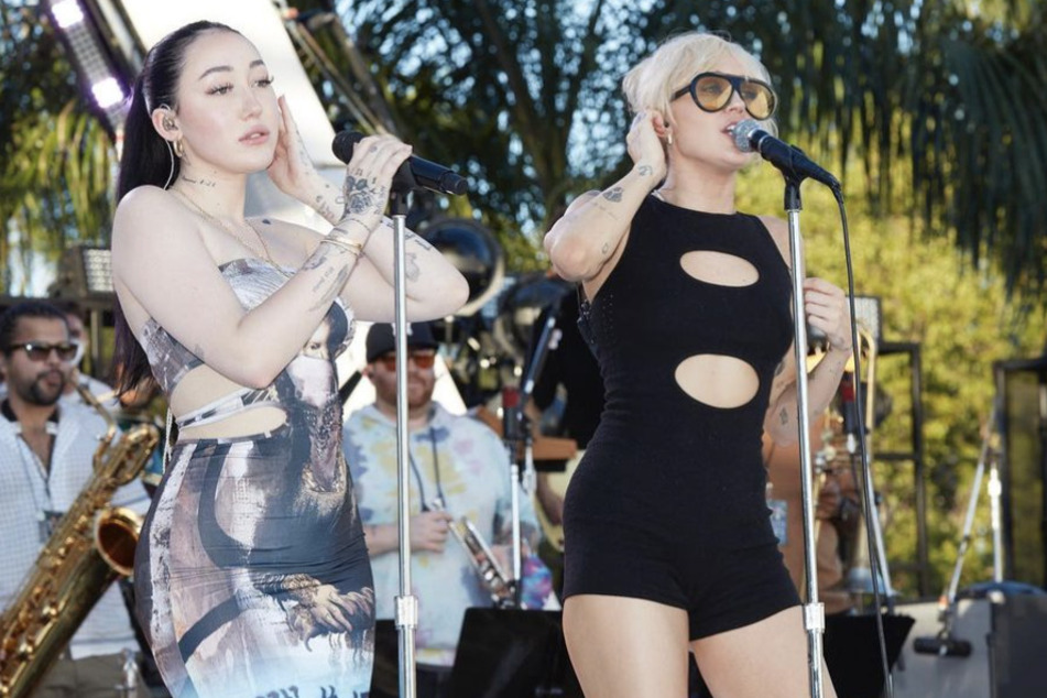 Miley Cyrus' (r.) sister Noah is allegedly trying to reconcile her relationship with the pop icon.