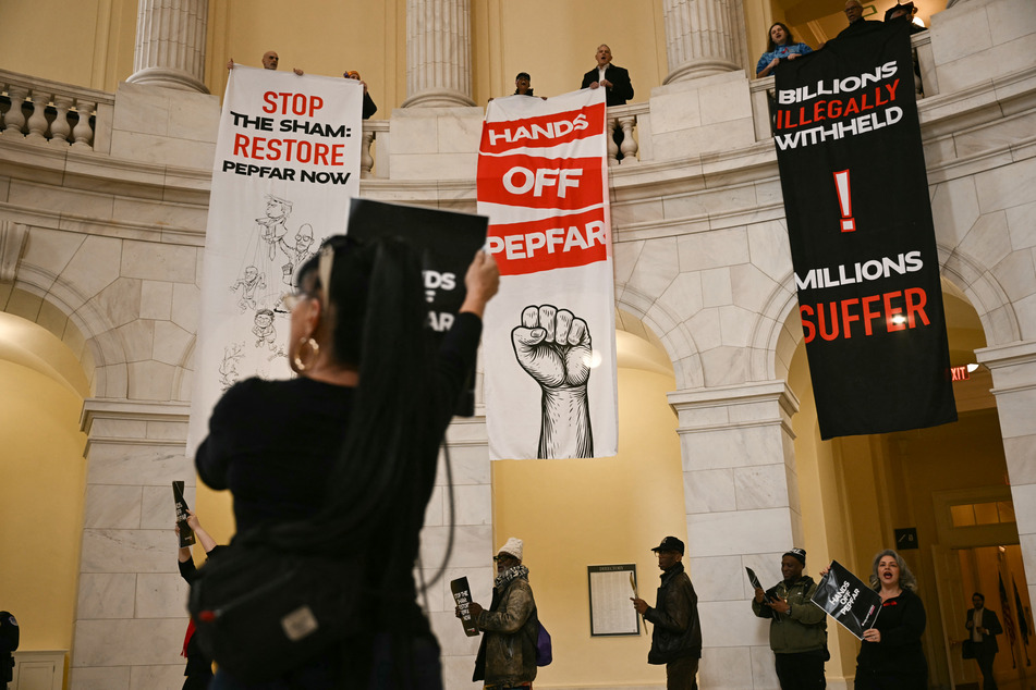 Top experts quits flagship AIDS program over Trump administration's authoritarianism