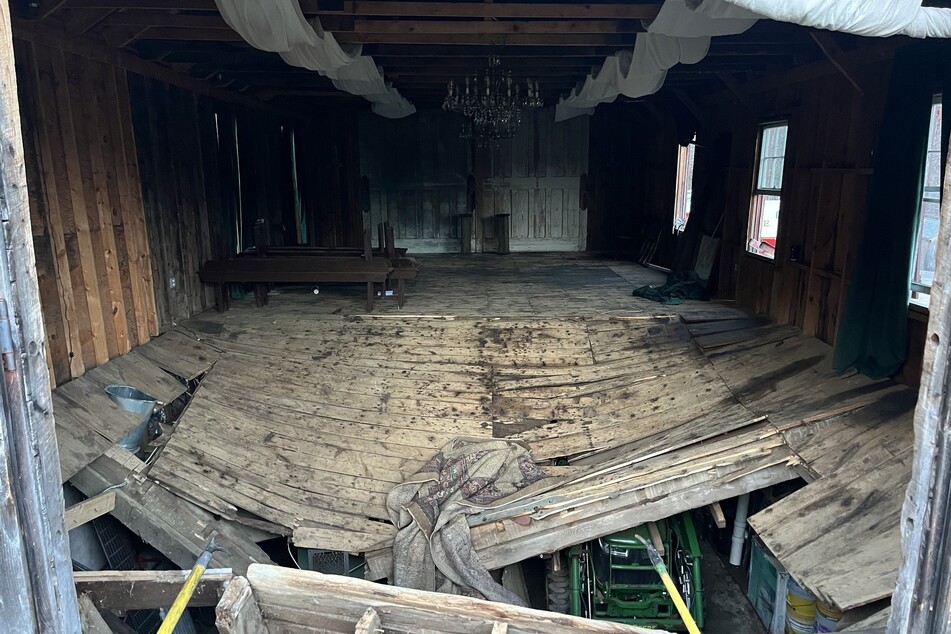 The floor of a New Hampshire wedding venue suddenly collapsed on Saturday, causing many people to fall into the basement of the building.