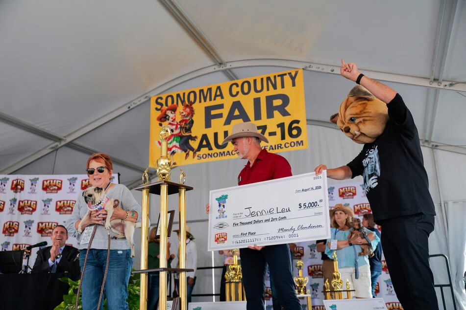 Michelle Grady (l) accepted the prize of $5000, sponsored by Mug.