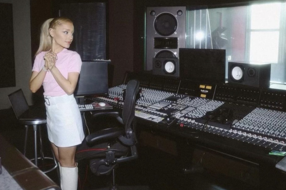 Ariana Grande's huge number of music studio selfies and clips posted to Instagram in December got her fans all hyped up.