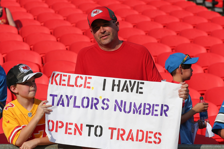 NFL and Taylor Swift fans alike have been poking fun at the dating rumors between the singer and Chiefs star Travis Kelce.