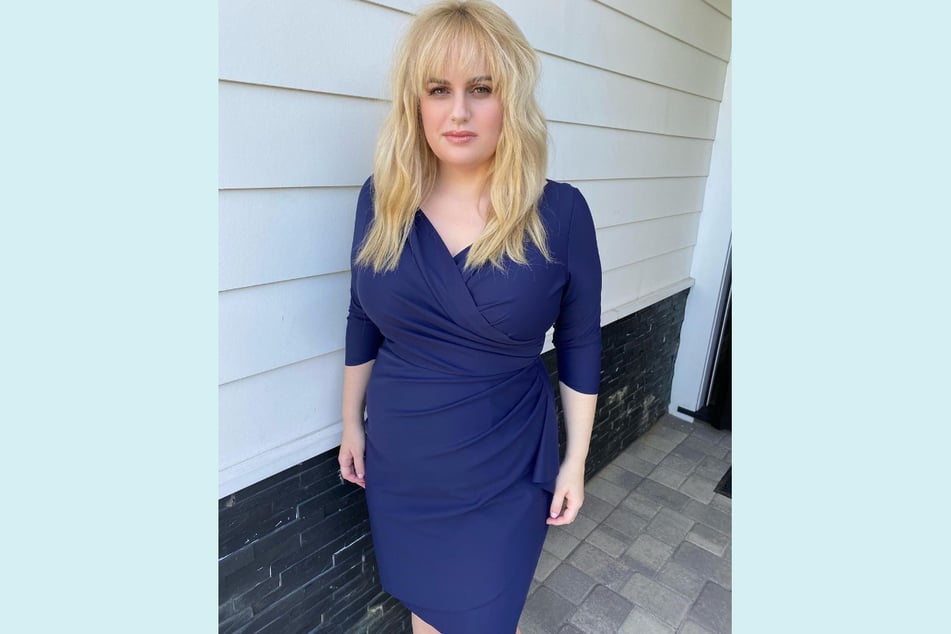 Rebel Wilson is 5'2" and her target weight is 165 kilograms.