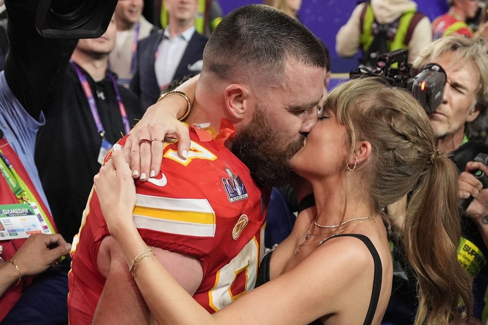 Taylor Swift and Travis Kelce (l.) have reportedly already said "I do."