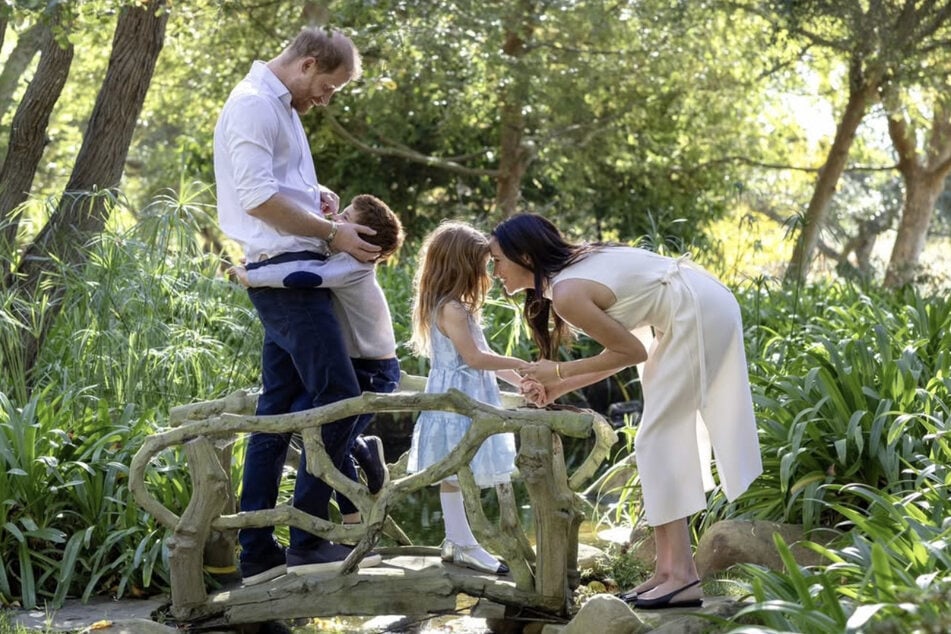 Prince Harry (l.) and Duchess Meghan moved to the UK with their two children at the end of August.