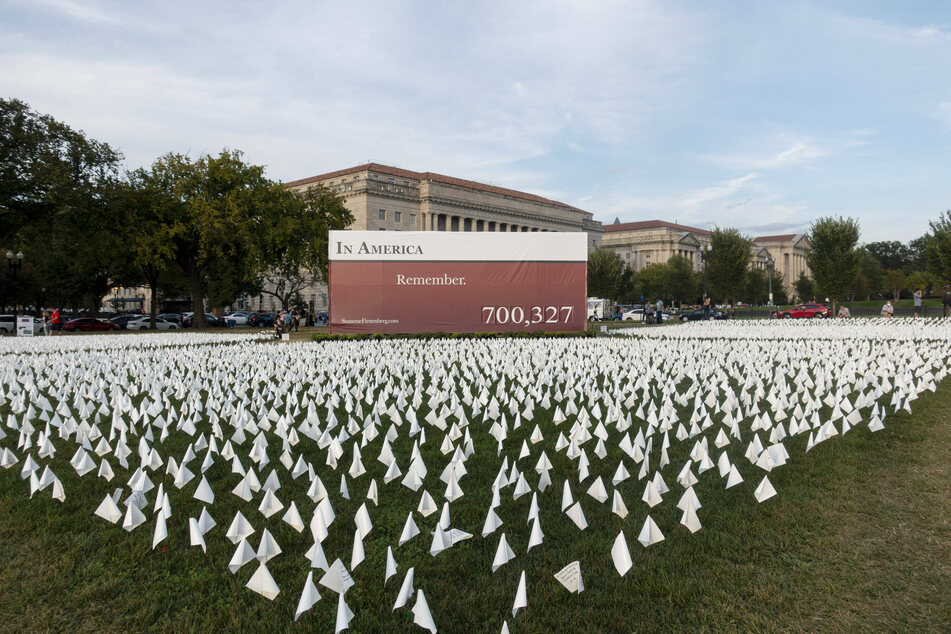 White flags on the National Mall in Washington DC honoring the lives lost to Covid-19.