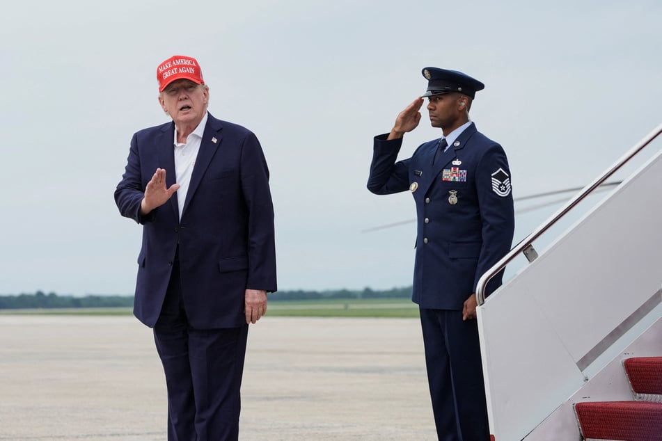 President Donald Trump (l.) exits Marine One at the Ellipse near the White House, in Washington DC on August 16, 2026.
