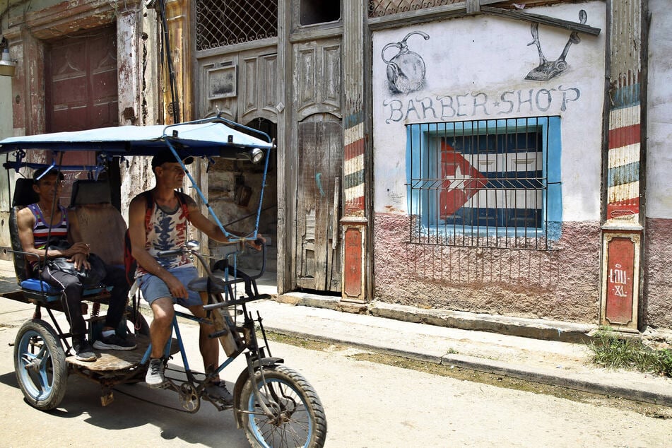 Cuba forced to transport aid in ox-drawn carts amid brutal US oil blockade